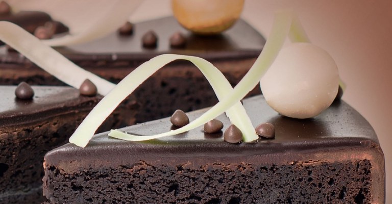 <span><strong>Сатіна</strong> та <strong>Шарлі Деко</strong></span>
<span/>