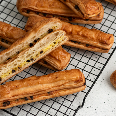 Подовжена слойка з заварним кремом