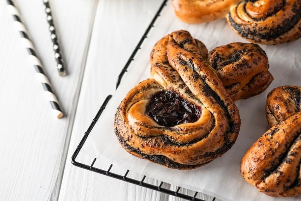 Булочка маково-сливовий Твіст