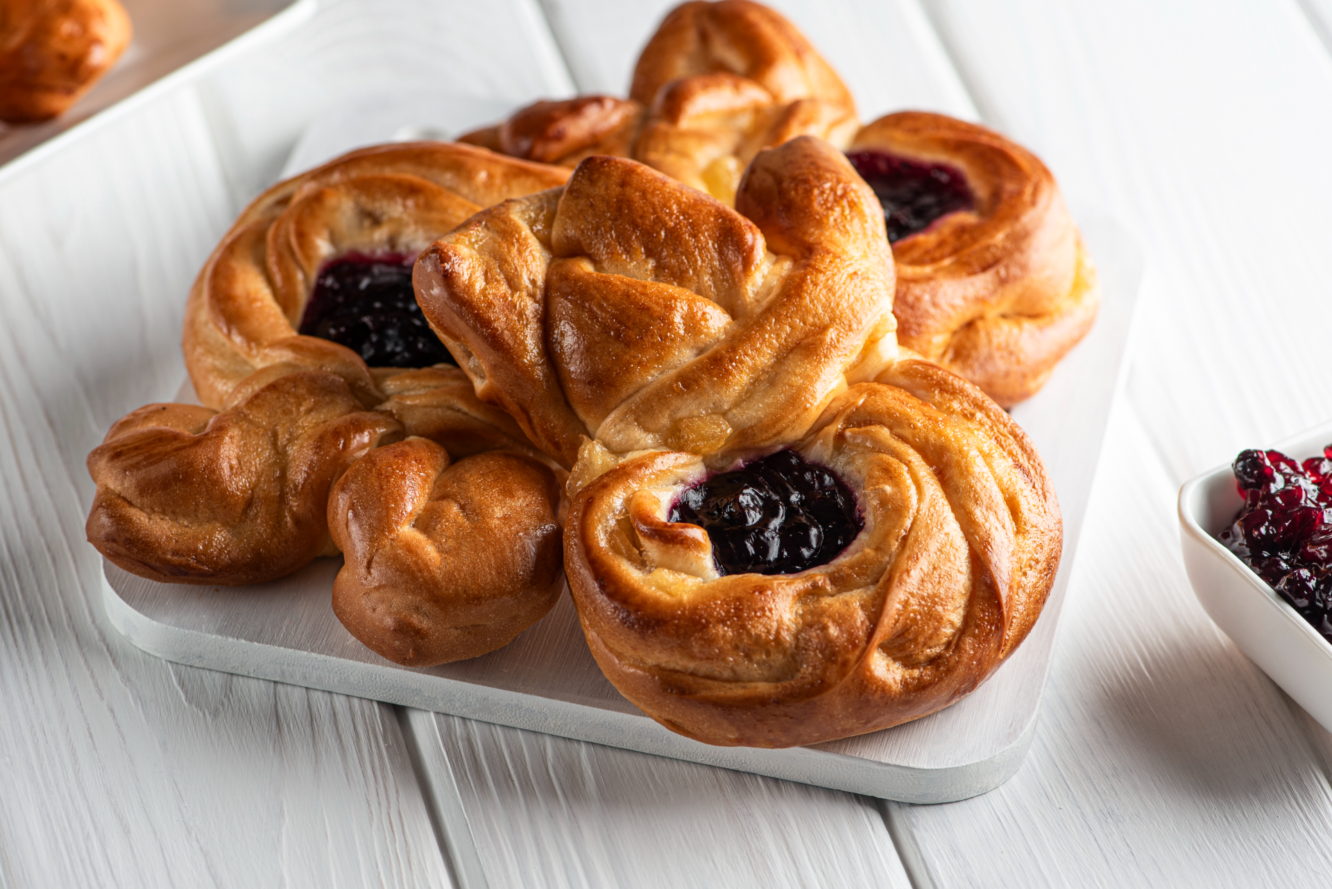 Булочка Твіст яблуко-лісова ягода